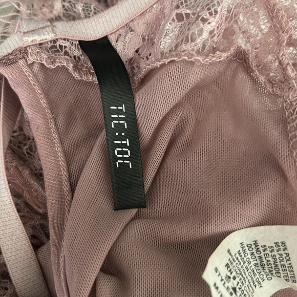 Floral Lace Bodysuit - Picture 10 of 10